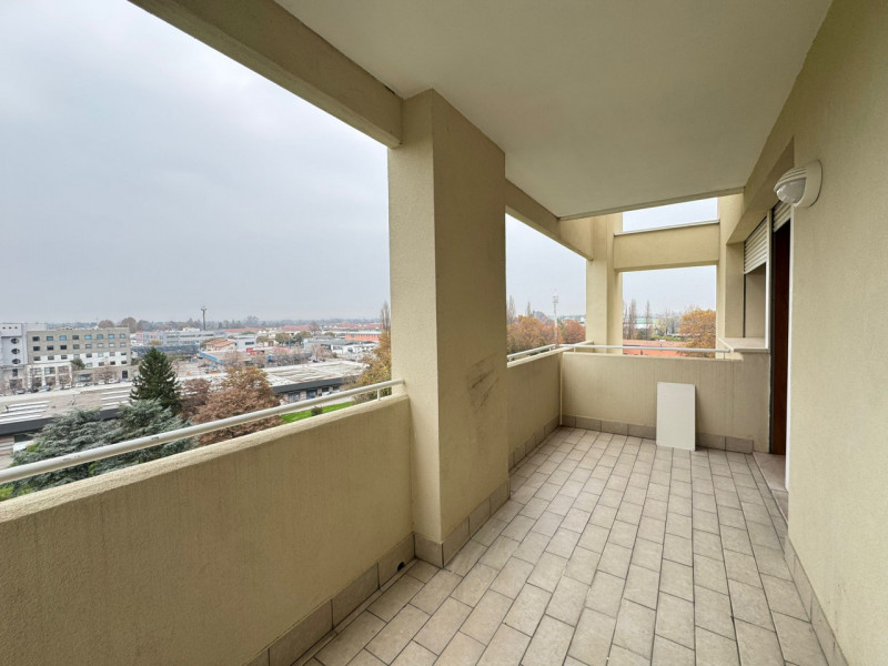 Al sesto piano di un elegante contesto residenziale, proponiamo un luminoso appartamento caratter...