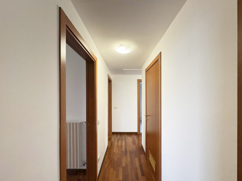 Al sesto piano di un moderno contesto residenziale, luminoso appartamento con vista aperta sul ve...