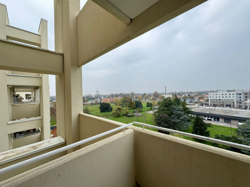 Al sesto piano di un elegante contesto residenziale, proponiamo un luminoso appartamento caratter...