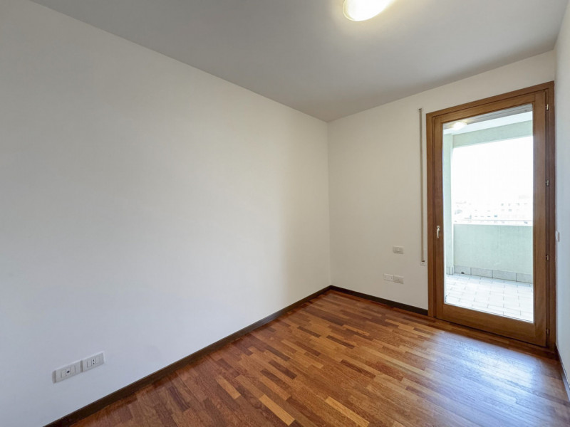 Al sesto piano di un moderno contesto residenziale, luminoso appartamento con vista aperta sul ve...