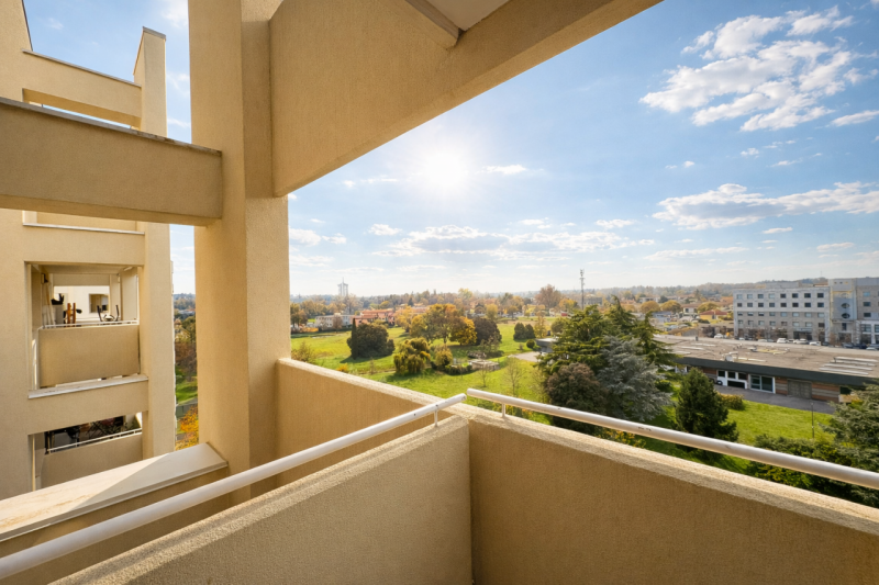 Al sesto piano di un moderno contesto residenziale, luminoso appartamento con vista aperta sul ve...