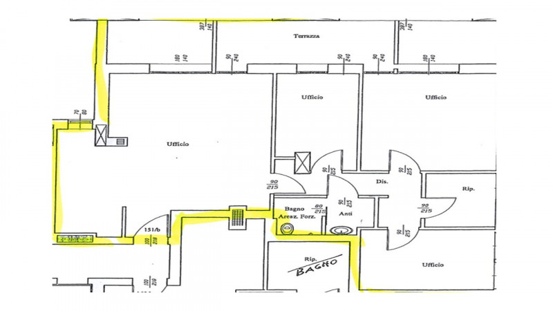 Al sesto piano di un elegante contesto residenziale, proponiamo un luminoso appartamento caratter...