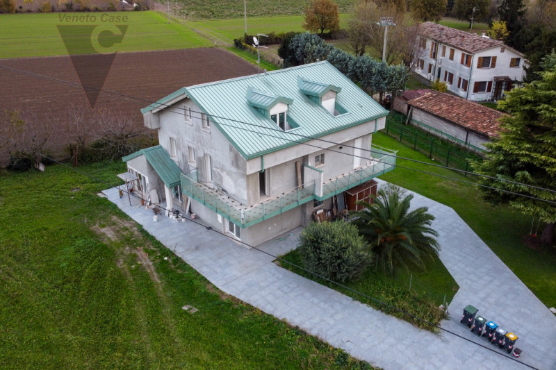 Fra Rio e Voltabarozzo su grande lotto di circa 1200 mq. mezza bifamiliare NUOVA dalle generose d...