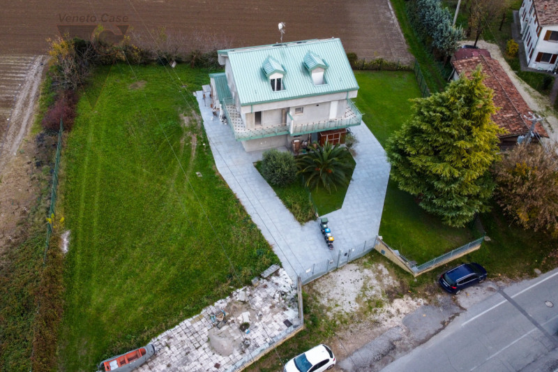 Fra Rio e Voltabarozzo su grande lotto di circa 1200 mq. mezza bifamiliare NUOVA dalle generose d...