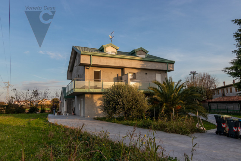 Fra Rio e Voltabarozzo su grande lotto di circa 1200 mq. mezza bifamiliare NUOVA dalle generose d...