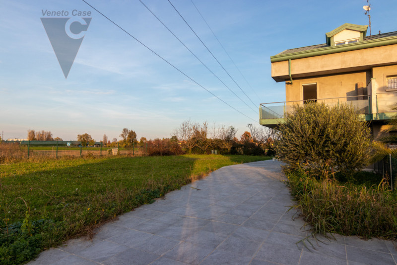 Fra Rio e Voltabarozzo su grande lotto di circa 1200 mq. mezza bifamiliare NUOVA dalle generose d...