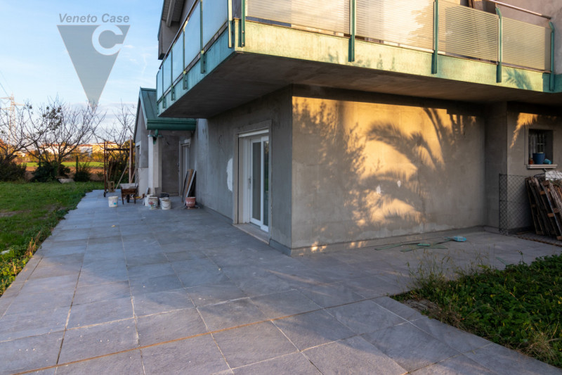 Fra Rio e Voltabarozzo su grande lotto di circa 1200 mq. mezza bifamiliare NUOVA dalle generose d...