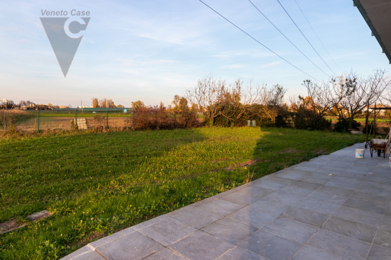 Fra Rio e Voltabarozzo su grande lotto di circa 1200 mq. mezza bifamiliare NUOVA dalle generose d...