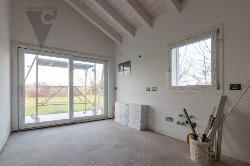 Fra Rio e Voltabarozzo su grande lotto di circa 1200 mq. mezza bifamiliare NUOVA dalle generose d...