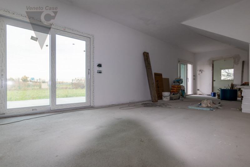 Fra Rio e Voltabarozzo su grande lotto di circa 1200 mq. mezza bifamiliare NUOVA dalle generose d...