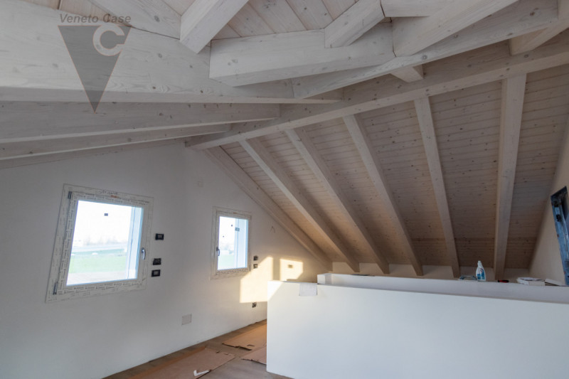 Fra Rio e Voltabarozzo su grande lotto di circa 1200 mq. mezza bifamiliare NUOVA dalle generose d...