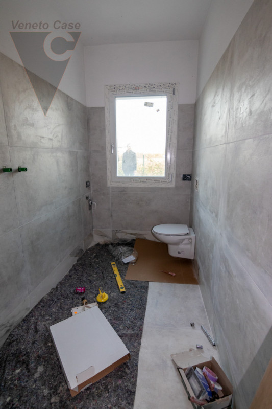 Fra Rio e Voltabarozzo su grande lotto di circa 1200 mq. mezza bifamiliare NUOVA dalle generose d...