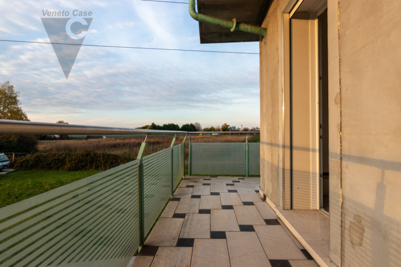 Fra Rio e Voltabarozzo su grande lotto di circa 1200 mq. mezza bifamiliare NUOVA dalle generose d...