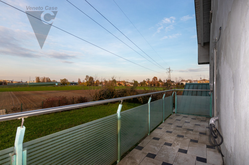 Fra Rio e Voltabarozzo su grande lotto di circa 1200 mq. mezza bifamiliare NUOVA dalle generose d...