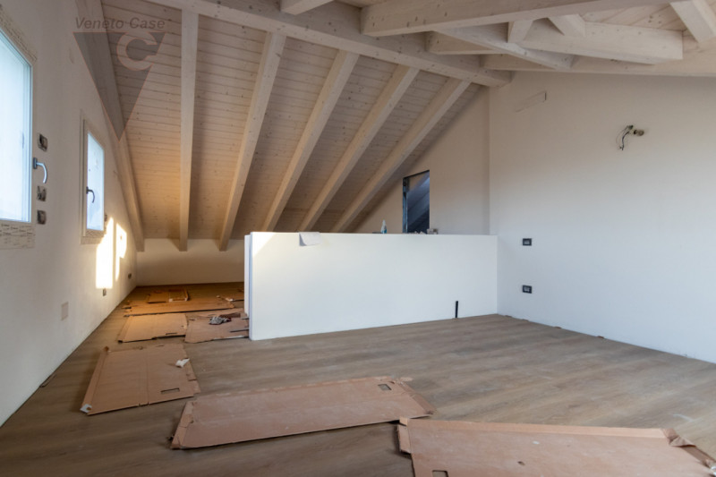 Fra Rio e Voltabarozzo su grande lotto di circa 1200 mq. mezza bifamiliare NUOVA dalle generose d...