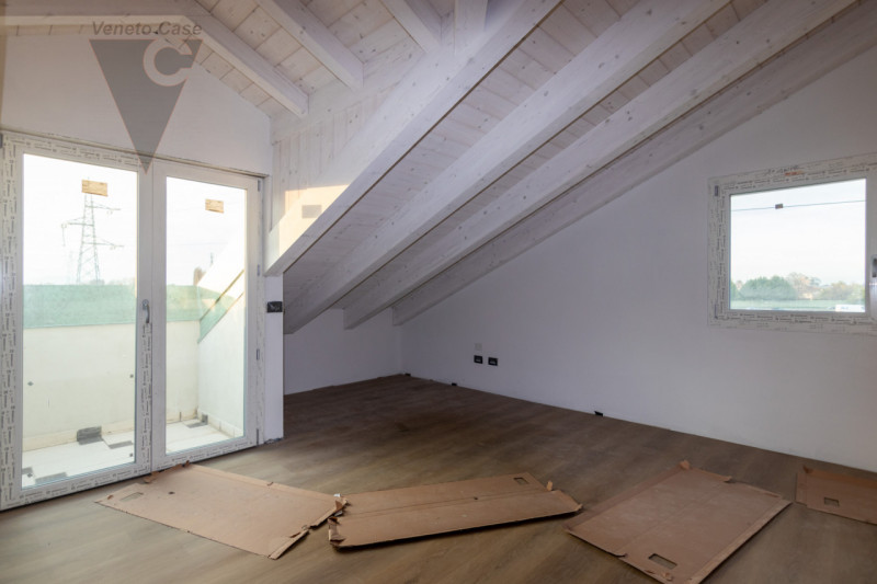 Fra Rio e Voltabarozzo su grande lotto di circa 1200 mq. mezza bifamiliare NUOVA dalle generose d...