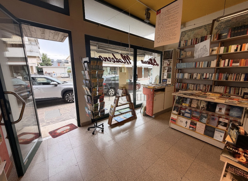 ABANO TERME (PD) NEGOZIO PER INVESTIMENTO
Proponiamo in vendita negozio con vetrina GIA' LOCATO, ...