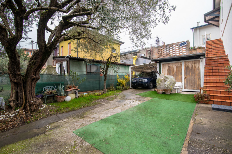 Nel cuore della rinomata zona Sant’Osvaldo a Padova, proponiamo in vendita appartamento in bifami...