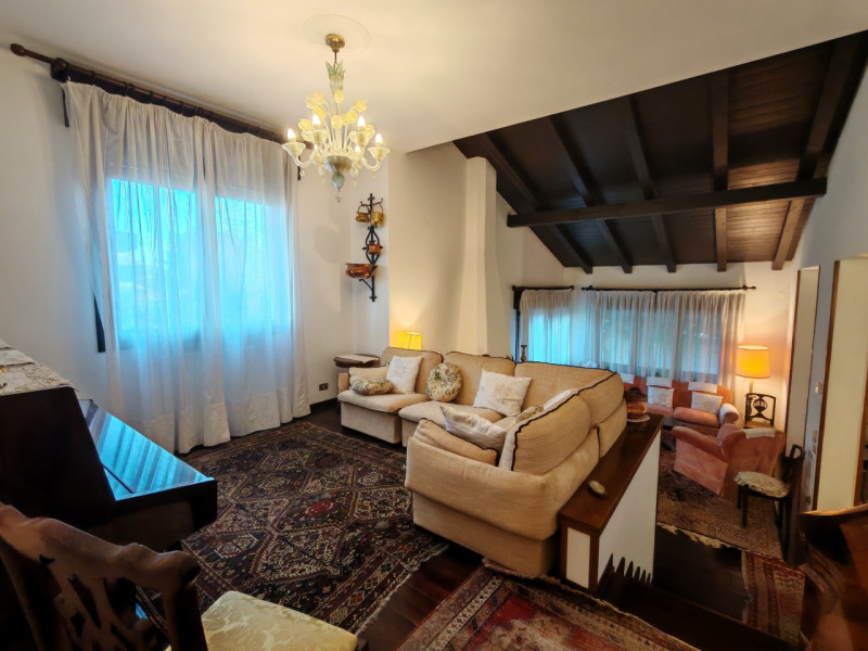 Vendesi :
Al Lido di Venezia, nella zona di Ca’ Bianca di fronte alla chiesa di San Ignazio, l’im...