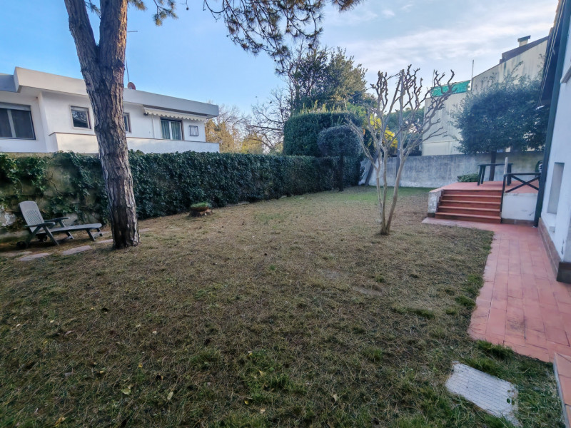 Vendesi :
Al Lido di Venezia, nella zona di Ca’ Bianca di fronte alla chiesa di San Ignazio, l’im...