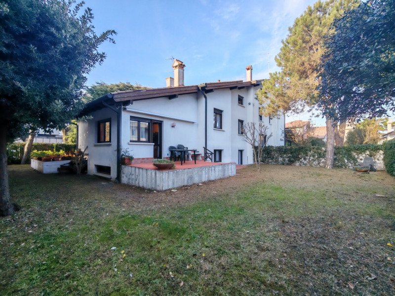 Vendesi :
Al Lido di Venezia, nella zona di Ca’ Bianca di fronte alla chiesa di San Ignazio, l’im...