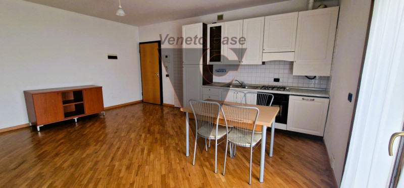 Nel cuore del paese, proponiamo appartamento di circa 100 mq sviluppato su 2 livelli. L' immobile...