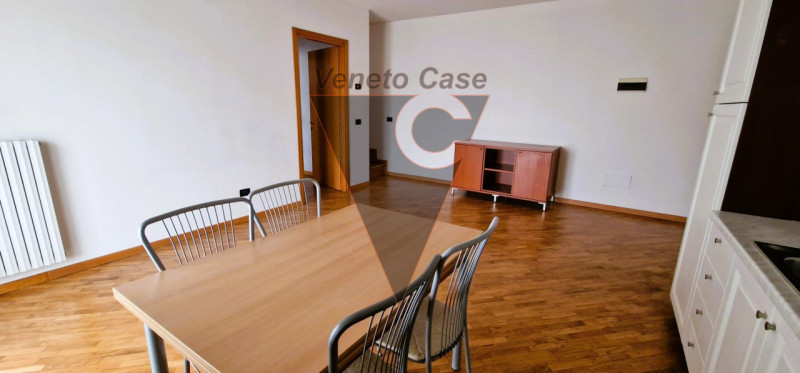 Nel cuore del paese, proponiamo appartamento di circa 100 mq sviluppato su 2 livelli. L' immobile...