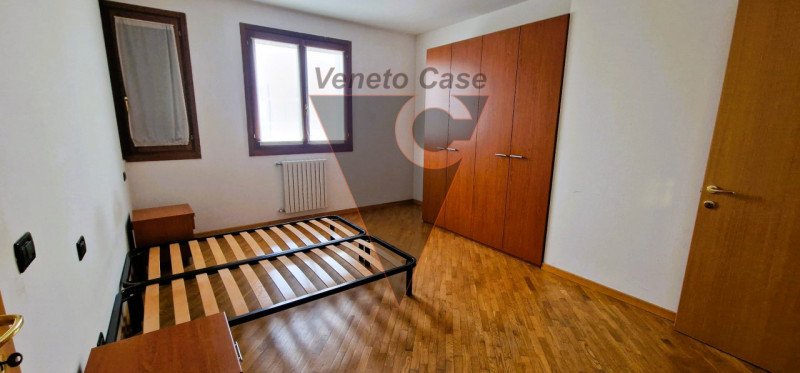 Nel cuore del paese, proponiamo appartamento di circa 100 mq sviluppato su 2 livelli. L' immobile...