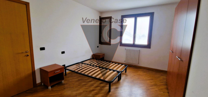 Nel cuore del paese, proponiamo appartamento di circa 100 mq sviluppato su 2 livelli. L' immobile...