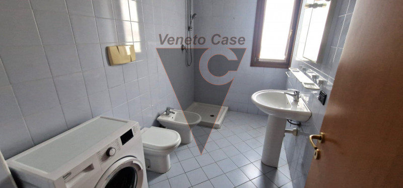 Nel cuore del paese, proponiamo appartamento di circa 100 mq sviluppato su 2 livelli. L' immobile...