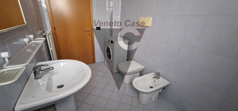 Nel cuore del paese, proponiamo appartamento di circa 100 mq sviluppato su 2 livelli. L' immobile...