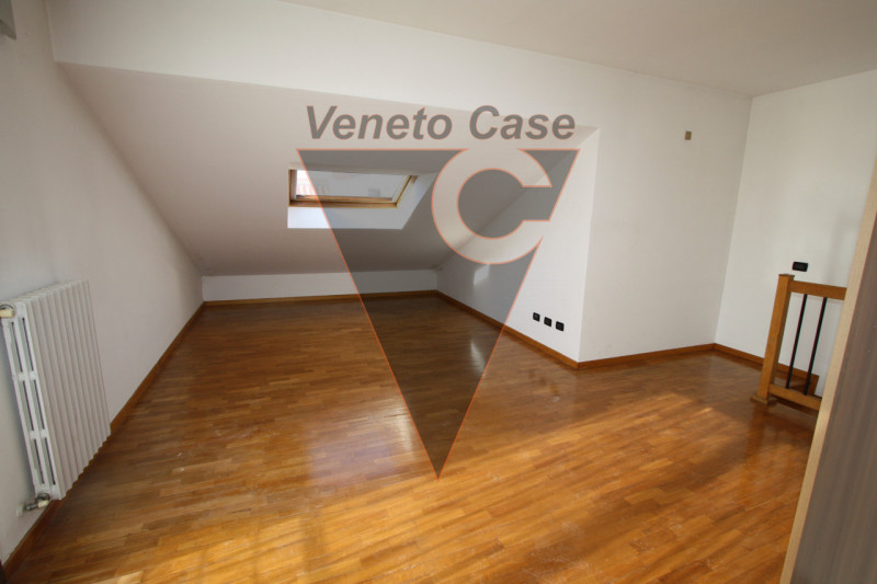 Nel cuore del paese, proponiamo appartamento di circa 100 mq sviluppato su 2 livelli. L' immobile...