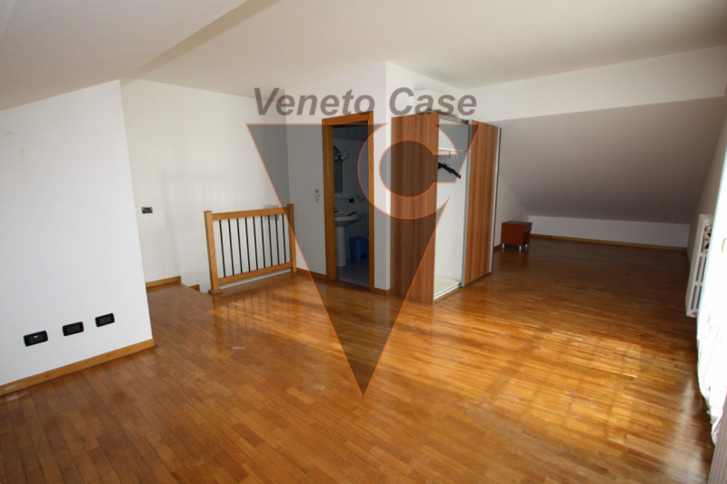 Nel cuore del paese, proponiamo appartamento di circa 100 mq sviluppato su 2 livelli. L' immobile...