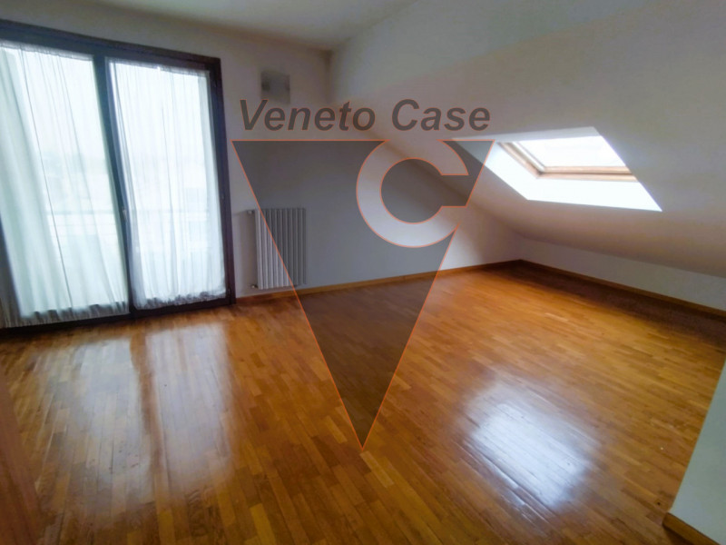 Nel cuore del paese, proponiamo appartamento di circa 100 mq sviluppato su 2 livelli. L' immobile...