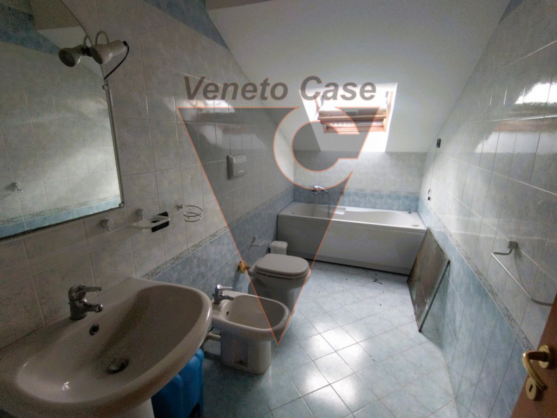 Nel cuore del paese, proponiamo appartamento di circa 100 mq sviluppato su 2 livelli. L' immobile...