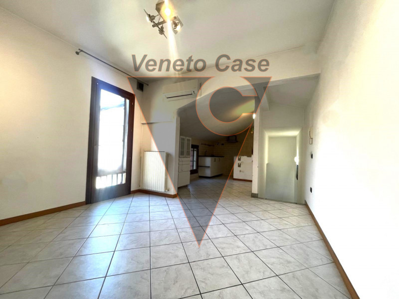 Proponiamo appartamento al piano primo, su palazzina di sole due unità a tombelle di Vigonovo. L'...