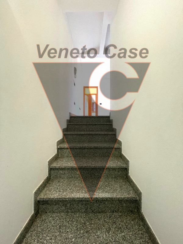 Proponiamo appartamento al piano primo, su palazzina di sole due unità a tombelle di Vigonovo. L'...