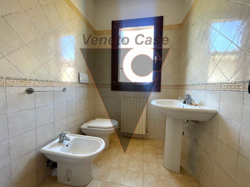 Proponiamo appartamento al piano primo, su palazzina di sole due unità a tombelle di Vigonovo. L'...