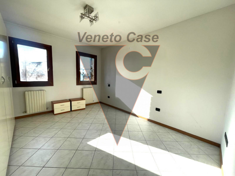 Proponiamo appartamento al piano primo, su palazzina di sole due unità a tombelle di Vigonovo. L'...