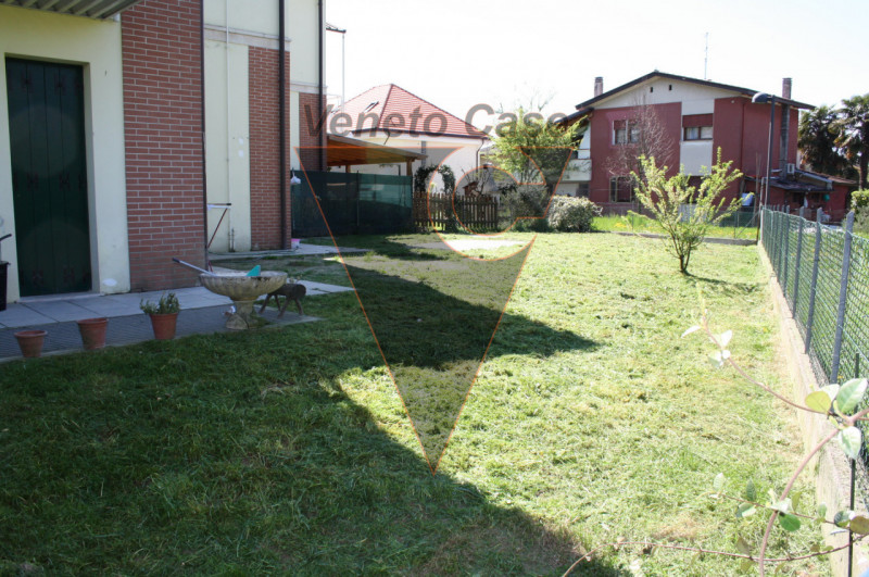 Nel cuore del paese, proponiamo appartamento sviluppato su 2 livelli con scoperto privato di circ...