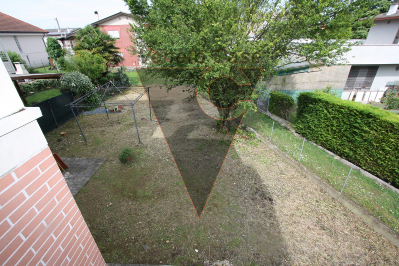 Nel cuore del paese, proponiamo appartamento sviluppato su 2 livelli con scoperto privato di circ...