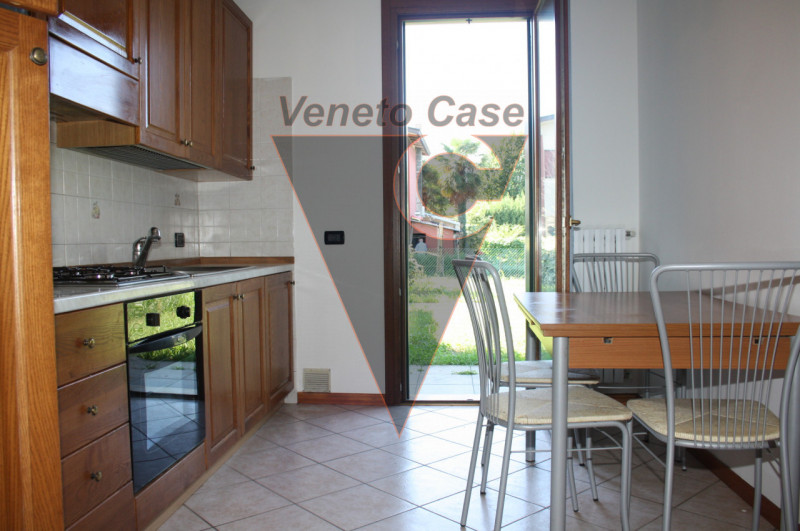 Nel cuore del paese, proponiamo appartamento sviluppato su 2 livelli con scoperto privato di circ...