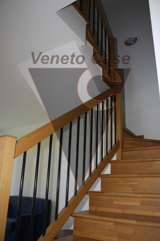 Nel cuore del paese, proponiamo appartamento sviluppato su 2 livelli con scoperto privato di circ...