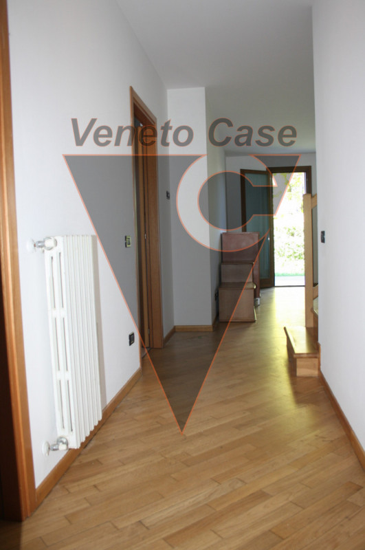 Nel cuore del paese, proponiamo appartamento sviluppato su 2 livelli con scoperto privato di circ...