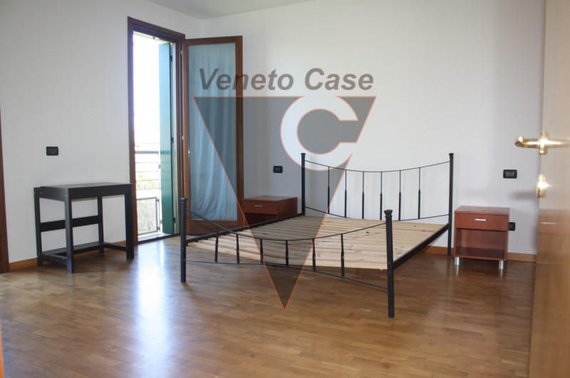 Nel cuore del paese, proponiamo appartamento sviluppato su 2 livelli con scoperto privato di circ...