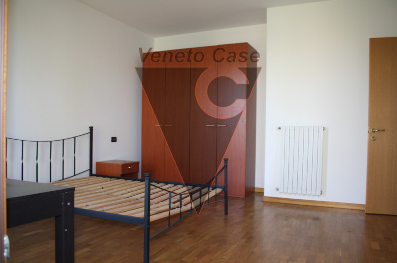 Nel cuore del paese, proponiamo appartamento sviluppato su 2 livelli con scoperto privato di circ...