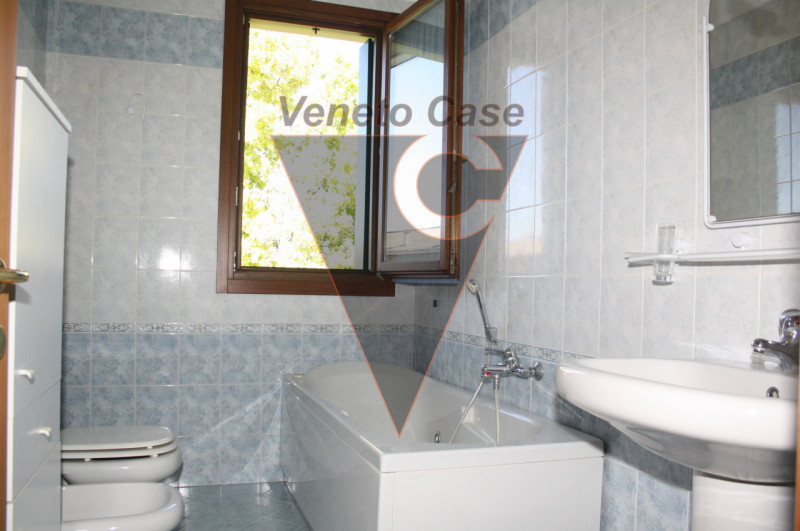 Nel cuore del paese, proponiamo appartamento sviluppato su 2 livelli con scoperto privato di circ...