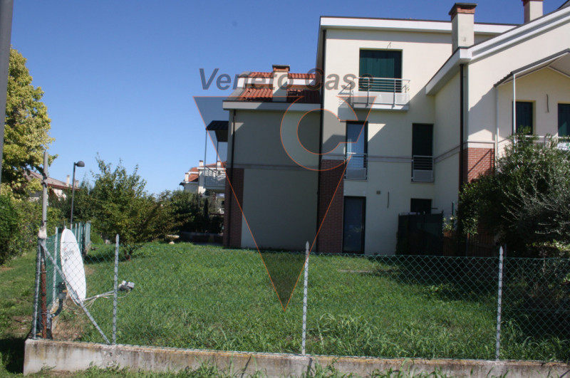 Nel cuore del paese, proponiamo appartamento sviluppato su 2 livelli con scoperto privato di circ...