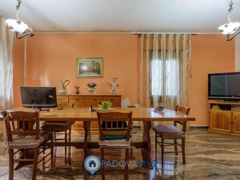 Immobile in esclusiva al Gruppo Padova MLS
In una tranquilla zona di campagna ad Agna, non distan...