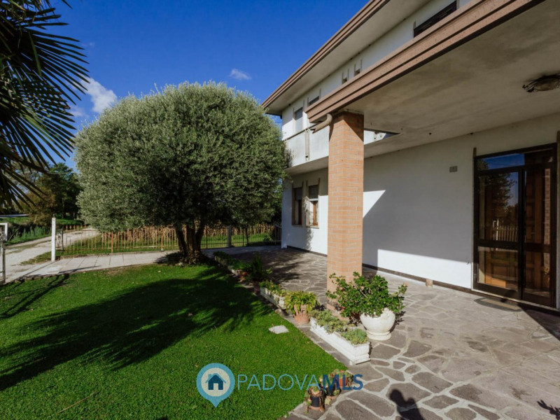 Immobile in esclusiva al Gruppo Padova MLS
In una tranquilla zona di campagna ad Agna, non distan...